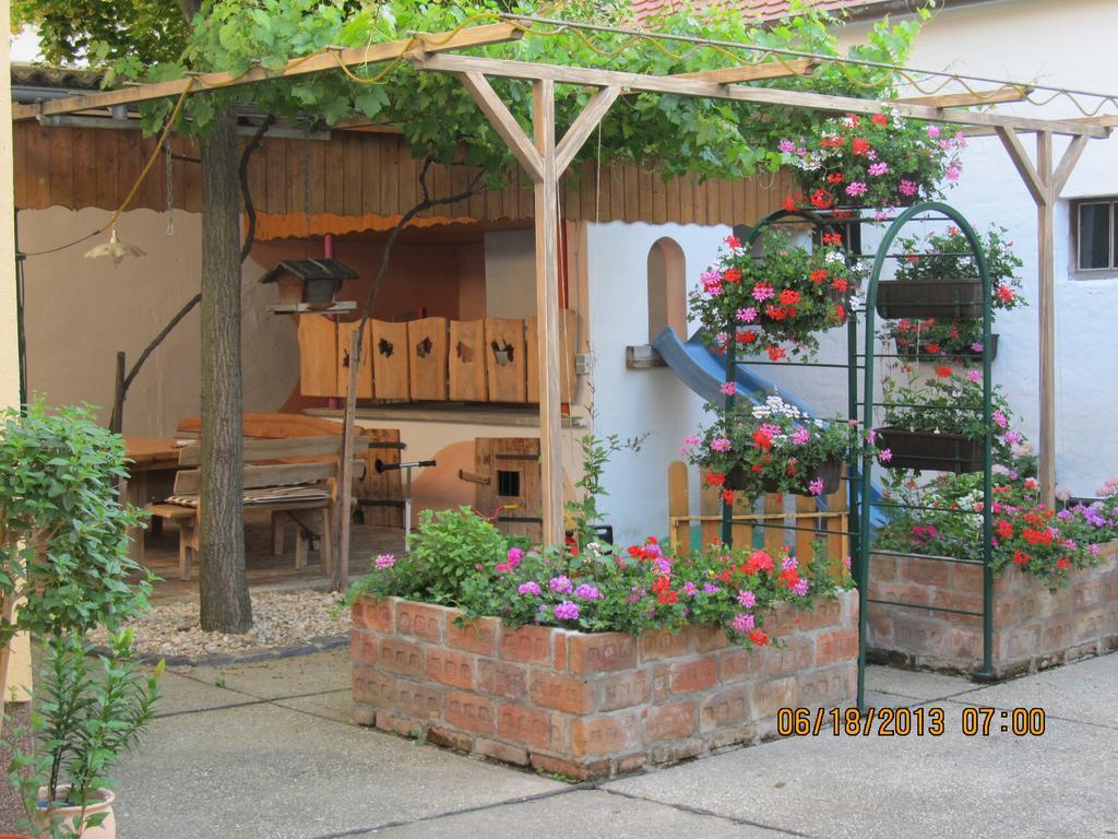 Haus Resi Apartment Staatz ภายนอก รูปภาพ